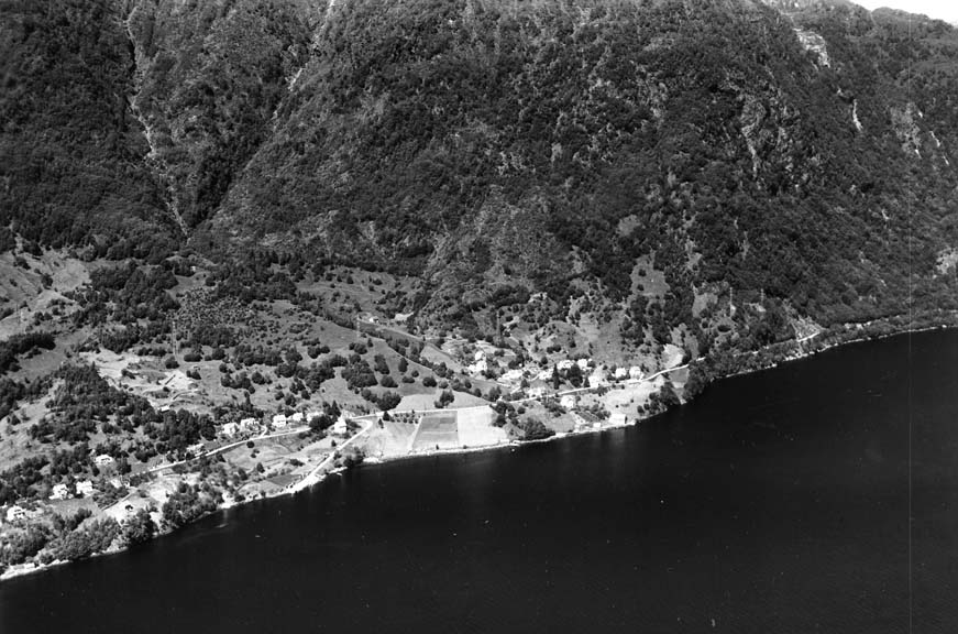Ytre-Bruvik 1960. Utigarden til venstre, Innigarden til høgre. Foto: Widerøe’s Flyveselskap A/S. 