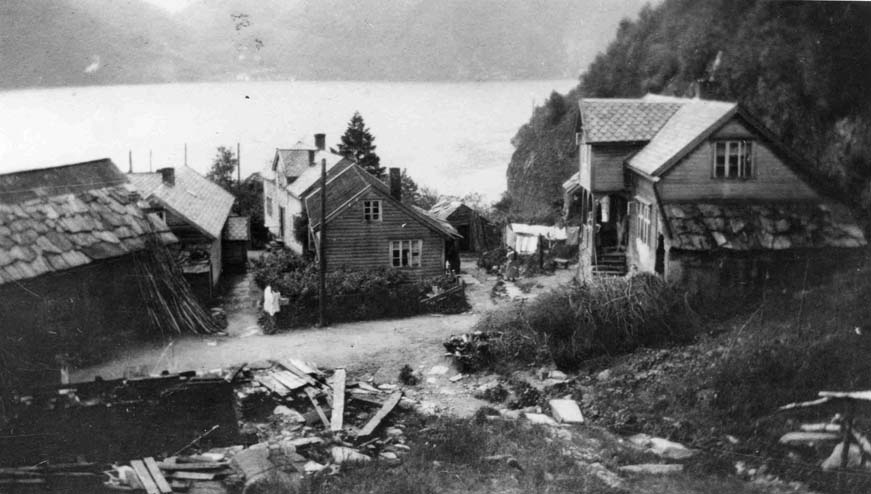 Tunet i Vik i 1920-åra. Til venstre løa åt bnr. 5 og 6. Attom den ligg stova på bnr. 5. Mig på biletet stova på bnr. 1. Attom den ligg stova på bnr. 3. Lengst til høgre stova på bnr. 6.  Amatørfoto. 
