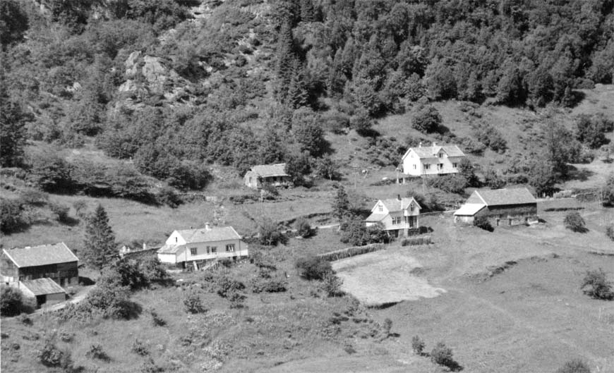Stokke 1956. Bnr. 1 til venstre og bnr. 5 til høgre. Foto Widerøe’s Flyveselskap A/S 1956. 