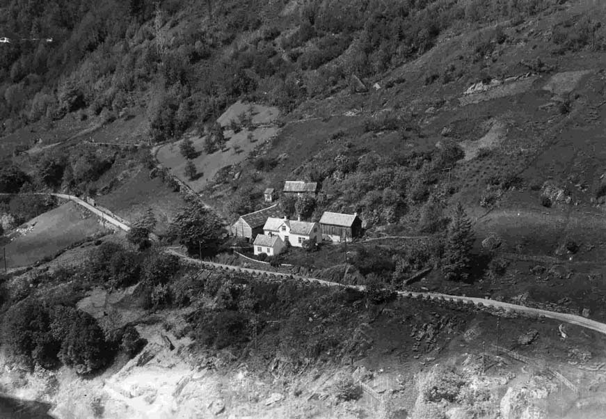 Hekland 1955. Gamletunet med husa åt bnr. 2. Foto: Widerøe’s Flyveselskap A/S. 